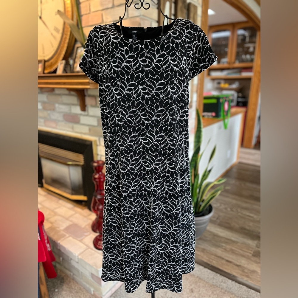 ALFANI Woman Cap Sleeve Fit&Flare Dress Black w/white floral Size18 gently worn